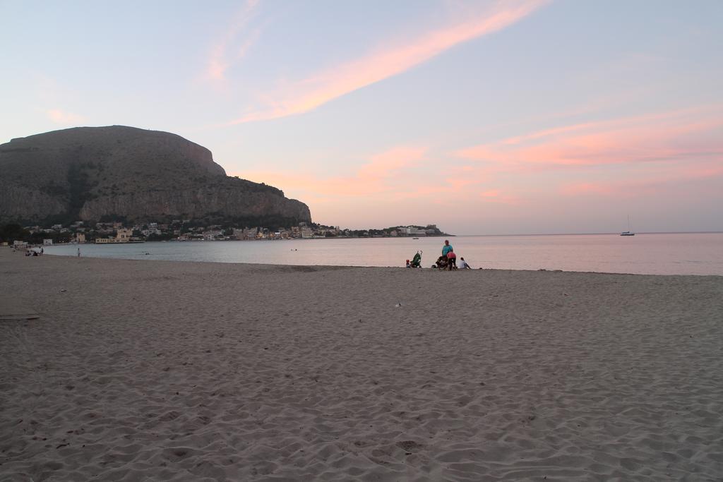 La Sirena Sul Mare Di Mondello Apartment Room photo